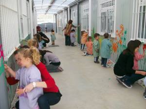 Nens i nenes pintant als barracons del CEIP La Maquinista