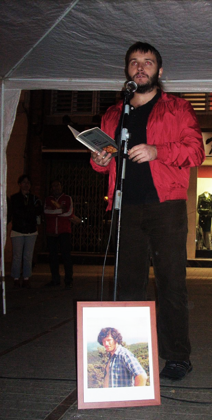 El poeta Carles Rabassa durant l'acte d'homenatge.